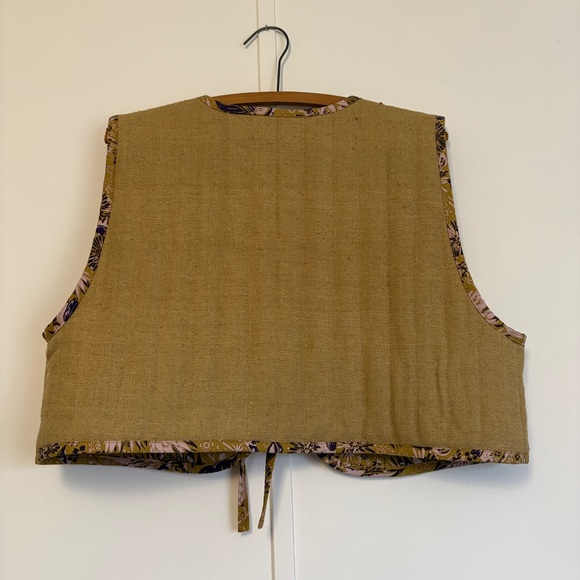 Reversible Quilted Tie-Front Vest - Picture 5 of 12